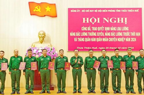 Trao quyết định nâng bậc lương, thăng quân hàm quân nhân chuyên nghiệp