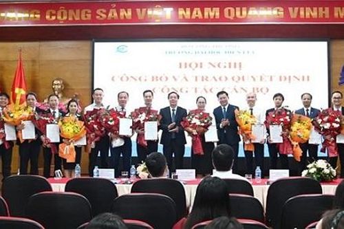 Trường Đại học Điện lực công bố và trao Quyết định cho 30 cán bộ viên chức