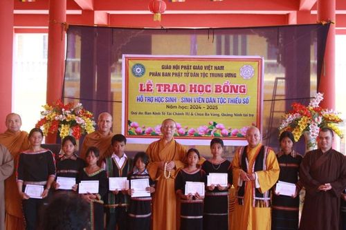 Phân ban Phật tử Dân tộc T.Ư trao 10 học bổng cho học sinh Phật tử dân tộc