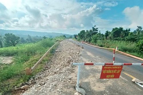 Sạt lở đường Hồ Chí Minh tuyến tránh huyện Ea H'leo gây thiệt hại khoảng 3 tỷ đồng