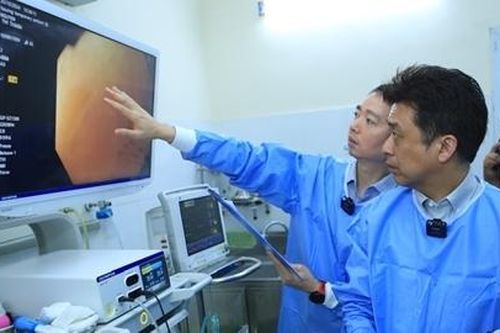 Bác sĩ Việt Nam và Nhật Bản trình diễn kỹ thuật nội soi điều trị ung thư