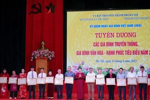Tuyên dương Gia đình văn hóa Thủ đô tiêu biểu