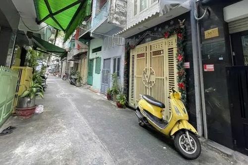Vụ bé gái 5 tuổi tử vong: Bắt tạm giam mẹ bạo hành con