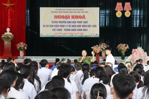 Ngoại khóa tuyên truyền pháp luật tại Trường Phổ thông Dân tộc nội trú tỉnh
