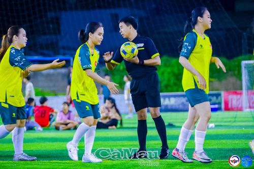 Vui buồn nghề 'làm vua sân cỏ'