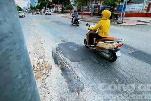 Trên con đường 'đau khổ' ở Khu Nam TPHCM: Mòn mỏi chờ sửa đường (bài 2)