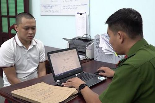 Xông vào cửa hàng khống chế con để đòi gặp mẹ giải quyết chuyện tiền bạc