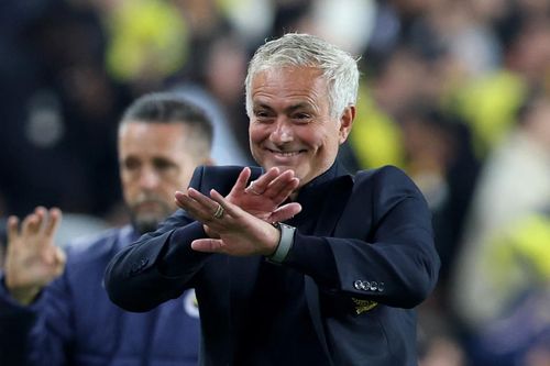 Nhận thẻ đỏ, Mourinho mỉa mai trọng tài 'giỏi nhất thế giới'