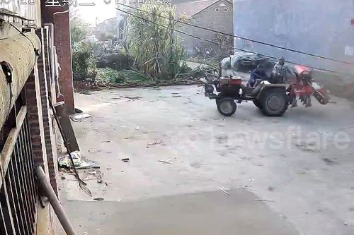 Hai người đàn ông bất lực chứng kiến máy kéo tự 'nhảy múa' trong sân