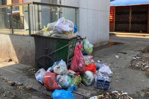 Rác thải và quán cóc, hàng rong bủa vây các nhà ga tuyến đường sắt Cát Linh - Hà Đông
