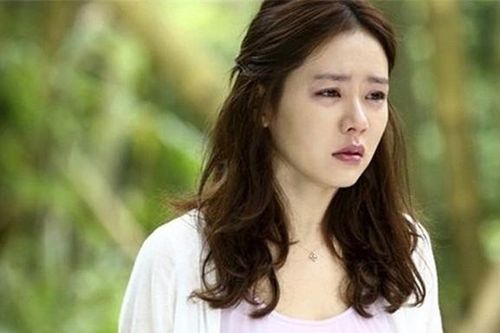 Hàng tháng gửi tiền cho mẹ chồng, con dâu bật khóc khi về nhà thấy mâm cơm mấy bà cháu đang ăn