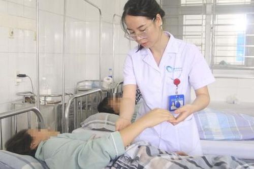 Cô gái 24 tuổi nhập viện cấp cứu do thói quen nhiều người bị đau khớp hay làm
