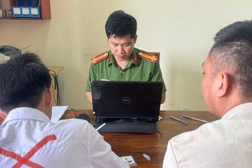 Đối tượng ép nam sinh ăn đất bị xử lý tội gì?