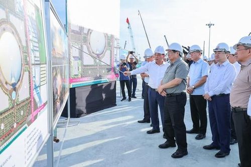 Thủ tướng kiểm tra thi công dự án Trung tâm triển lãm Quốc gia