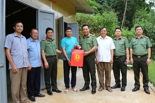 An cư trong những căn nhà mới mái đỏ, tường vàng