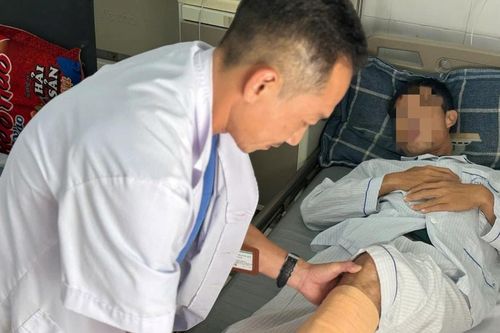 Một nông dân nhập viện trong tình trạng lưỡi máy bừa cắm xuyên cẳng chân