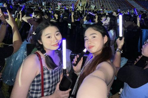 Rủ bạn từ nước ngoài về TP.HCM đu 'anh trai' Việt