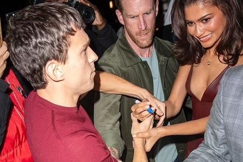 Người Nhện Tom Holland 'giải cứu' bạn gái