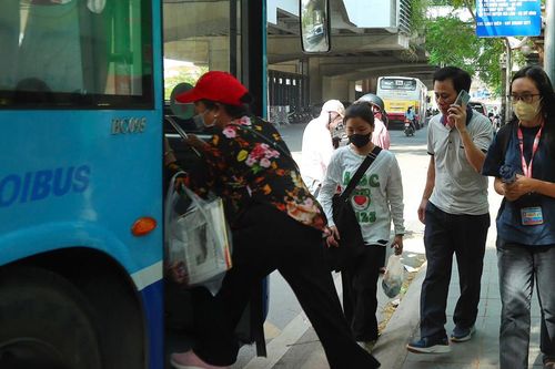 Xe buýt Hà Nội: nỗ lực nhiều hơn để đồng hành cùng sinh viên