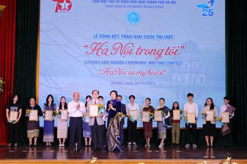 Giáo sư Hàn Quốc viết về Thủ đô: 'Hà Nội là sao vàng trong tôi'