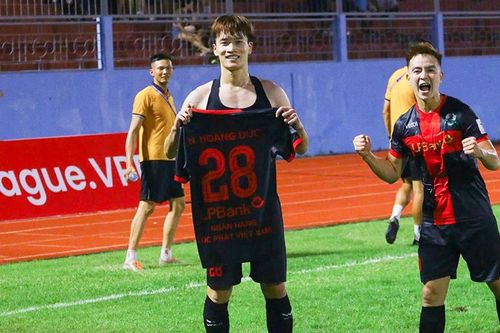 Hoàng Đức, Văn Lâm tỏa sáng, HLV Nguyễn Việt Thắng thở phào