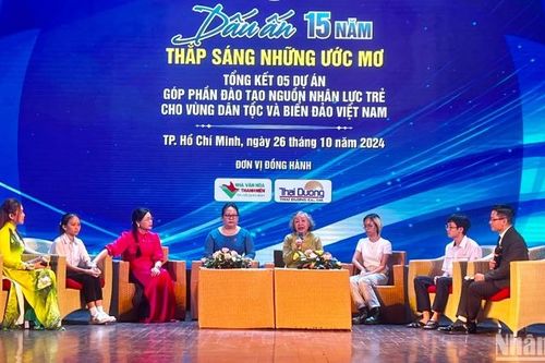 Hơn 1.700 học sinh, sinh viên thụ hưởng Quỹ học bổng Vừ A Dính