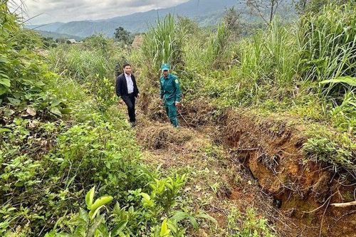 Nứt núi đe dọa làng ở biên giới tỉnh Quảng Nam