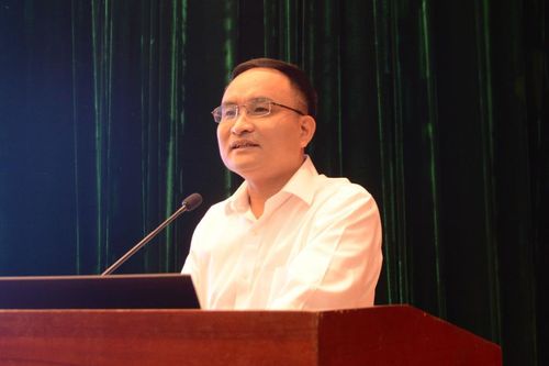 Cán bộ chủ chốt nghe thông tin thời sự 6 tháng cuối năm 2024