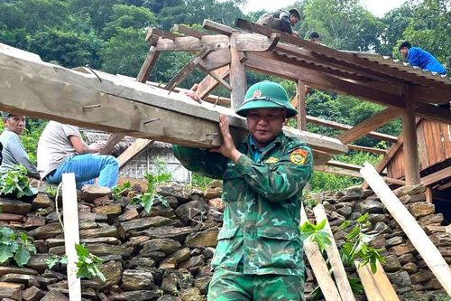 Nghệ An: Xuất hiện vết nứt núi, khẩn trương di dời dân đến nơi an toàn
