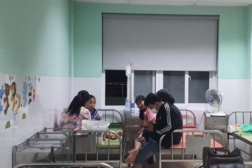 15 học sinh bị ngộ độc do nghi ăn sữa chua