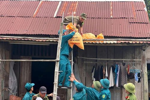 Lực lượng vũ trang tỉnh Quảng Nam khẩn trương giúp dân phòng, chống bão số 6