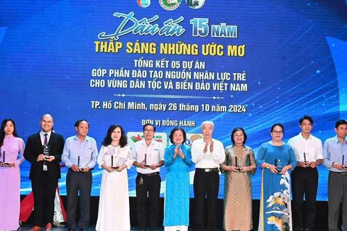 Thắp sáng ước mơ hơn 1.730 học sinh, sinh viên