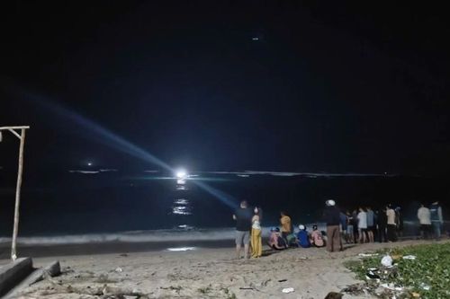 6 du khách chèo SUP bị sóng cuốn trôi ở đảo Phú Quý