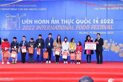 Chương trình Liên hoan ẩm thực quốc tế chuyển tiền từ thiện về Mặt trận Tổ quốc Việt Nam