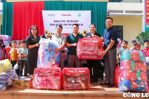 Báo Nhà báo & Công luận mang niềm vui đến với học sinh các huyện miền núi tỉnh Lào Cai