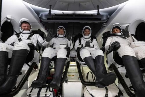 Phi hành gia NASA nhập viện sau khi trở về từ trạm vũ trụ