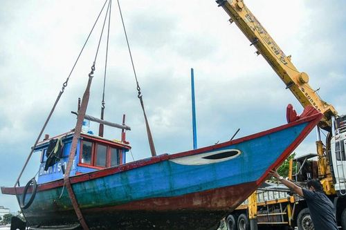 Ngư dân Đà Nẵng hối hả neo đậu tàu thuyền, cẩu thúng lên bờ tránh bão số 6