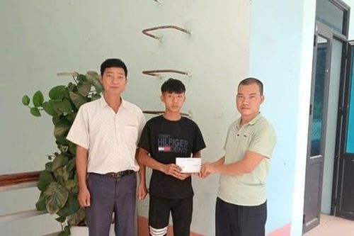 Trao hỗ trợ 2 gia đình có người mất do hoàn lưu cơn bão số 3 ở Hà Giang