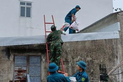 Bộ đội, công an đội mưa giúp dân Quảng Nam chằng chống nhà cửa trước bão Trà Mi