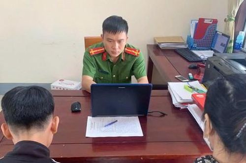Khởi tố nam sinh lớp 11 vì ép bạn bốc đất ăn