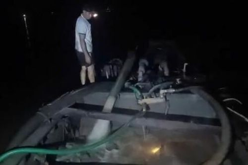 Hai người đàn ông nửa đêm đưa ghe ra sông làm chuyện phi pháp