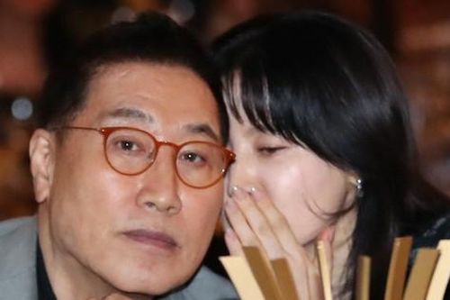 Vợ chồng Lee Young Ae gây bất ngờ