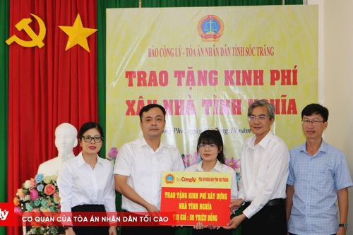 Báo Công lý trao kinh phí xây nhà tình nghĩa cho Thư ký TAND huyện Long Phú