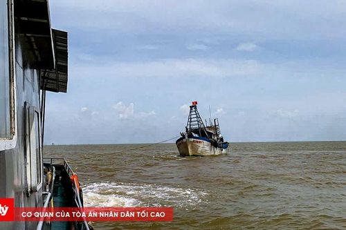 Hải đội 2 Biên phòng Sóc Trăng cứu hộ thành công tàu cá gặp nạn trên biển