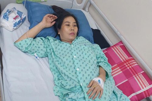 Báo VietNamNet chuyển hơn 32 triệu đồng đến chị Vũ Thị Thủy bị ung thư