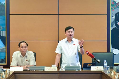 Đại biểu Quốc hội đoàn Nghệ An tiến hành thảo luận tổ