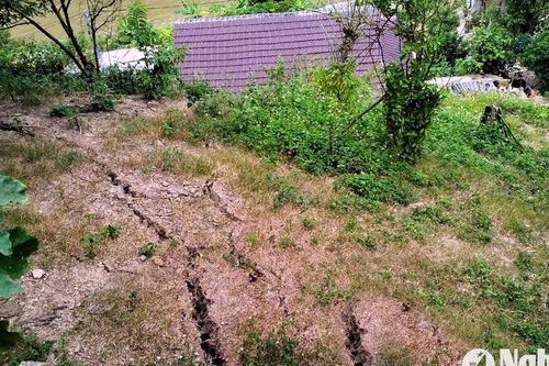 Xuất hiện vết nứt lớn trên núi, huyện Kỳ Sơn di dời khẩn cấp 5 hộ dân