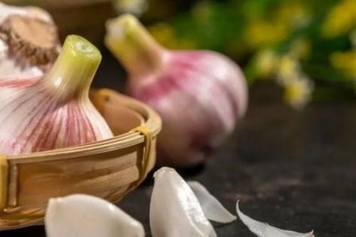 Người đàn ông ăn tỏi sống mỗi ngày để chữa bệnh dạ dày, sau 3 tháng nhận tin sốc