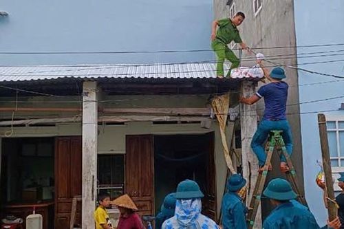 Bộ đội, công an đồng lòng giúp dân chống bão số 6