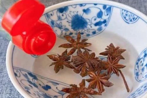 Đổ giấm trắng vào hoa hồi rồi ngâm để giải quyết vấn đề lớn của mỗi gia đình, bạn sẽ muốn học theo ngay lập tức